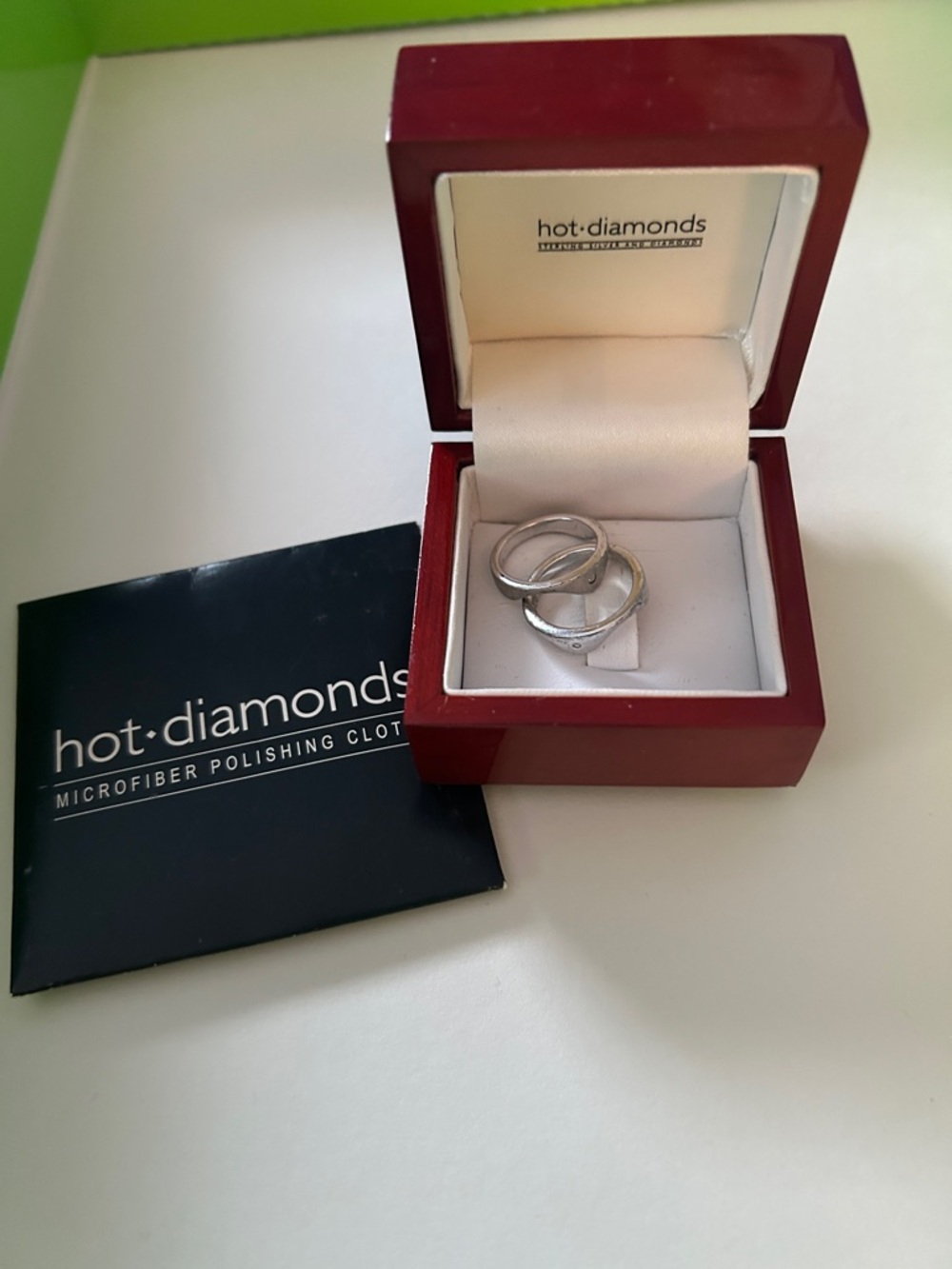 Hot Diamonds silver rings in red box